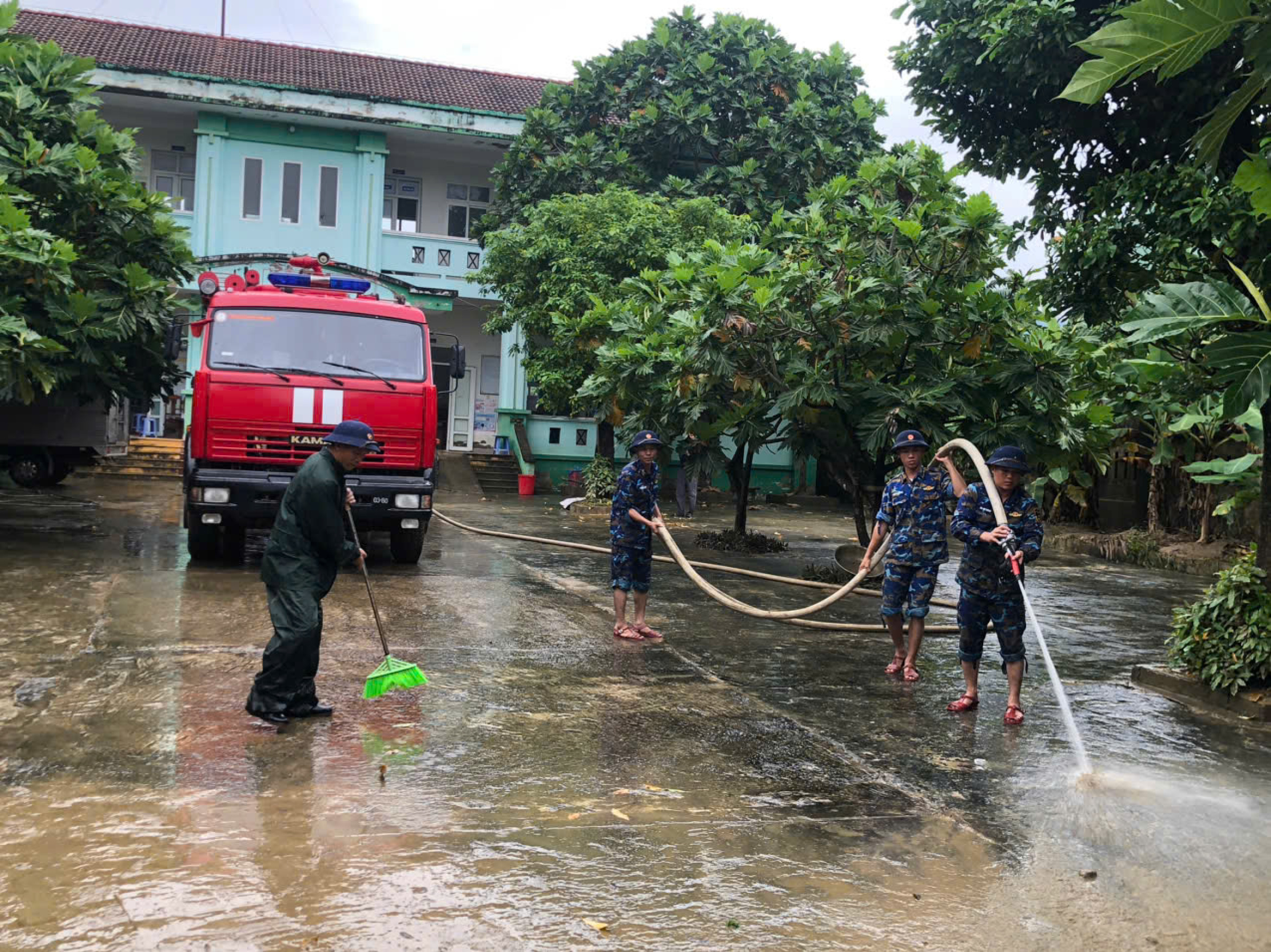 数百名海军第三区官兵涉水清理洪水后现场